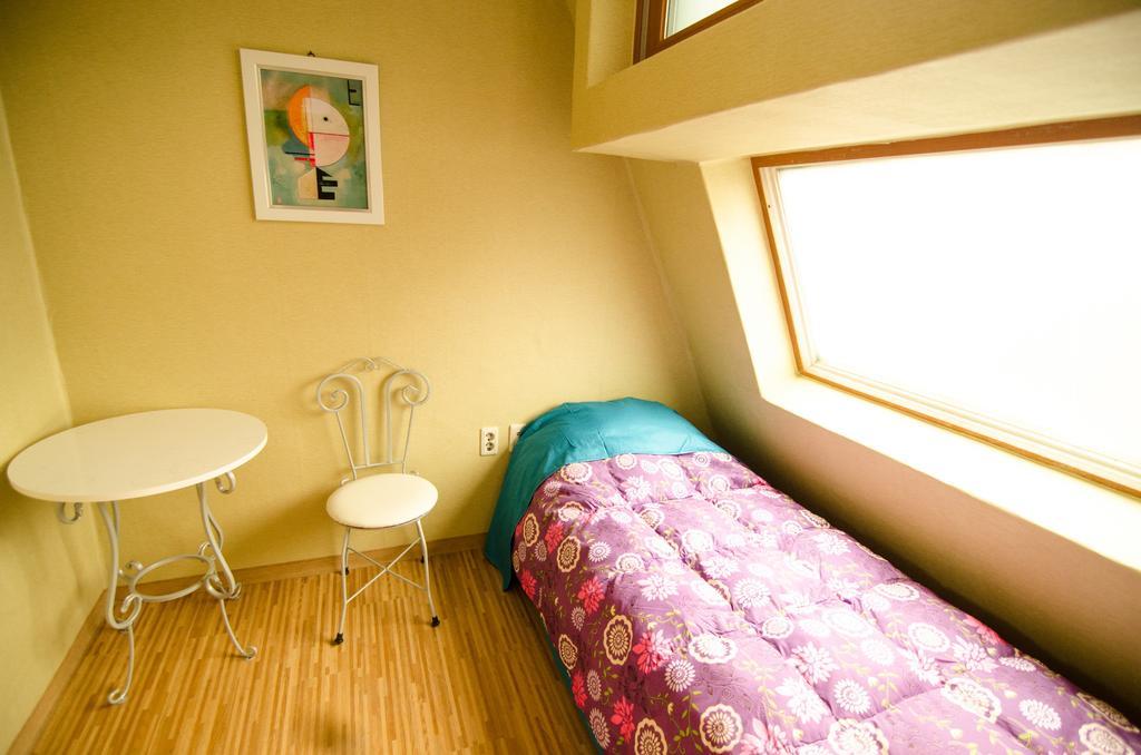 Kimchee Sinchon Guesthouse Séoul Chambre photo
