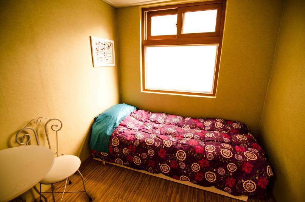 Kimchee Sinchon Guesthouse Séoul Chambre photo